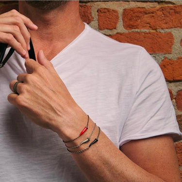 ManoJ BRACCIALE CHARMS CON CORNETTO SMALTATO NERO IN TITANIO, 5 BLACK E CATENA